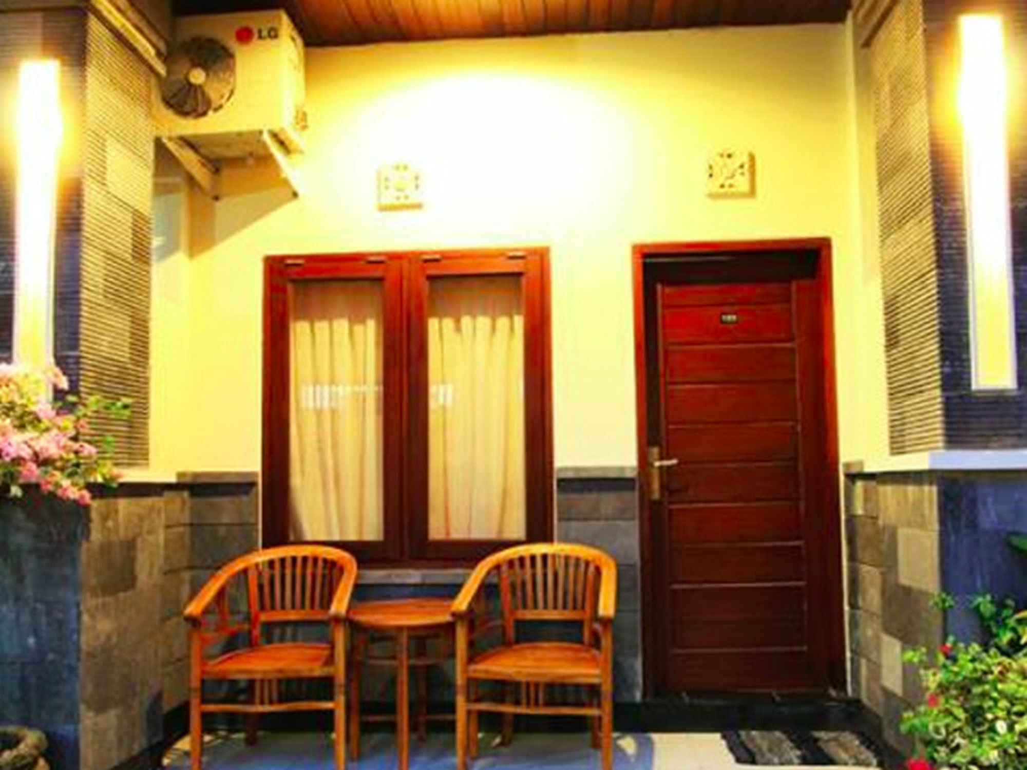 Surya Inn Кута Екстер'єр фото